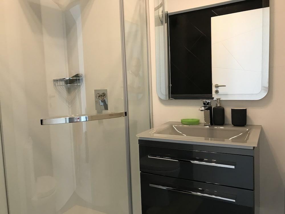West Park 2 Residence by Lake View