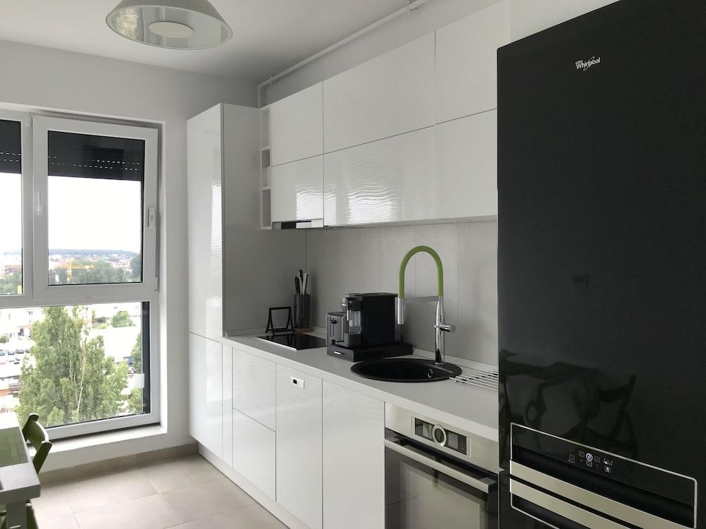 West Park 2 Residence by Lake View