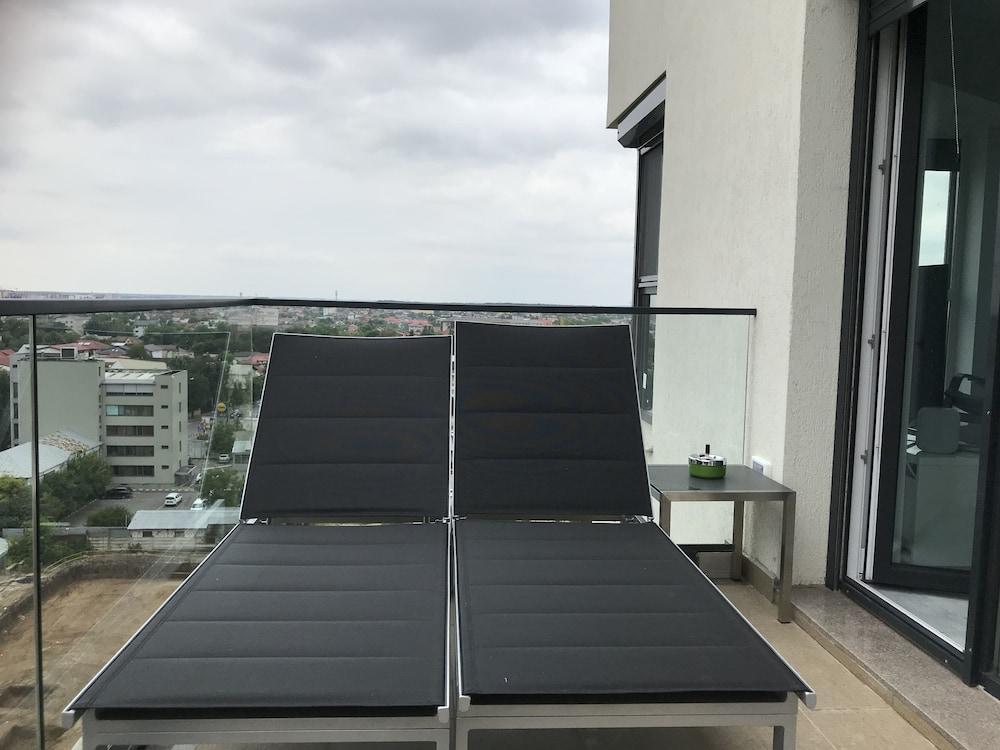 West Park 2 Residence by Lake View
