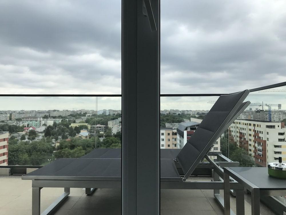 West Park 2 Residence by Lake View