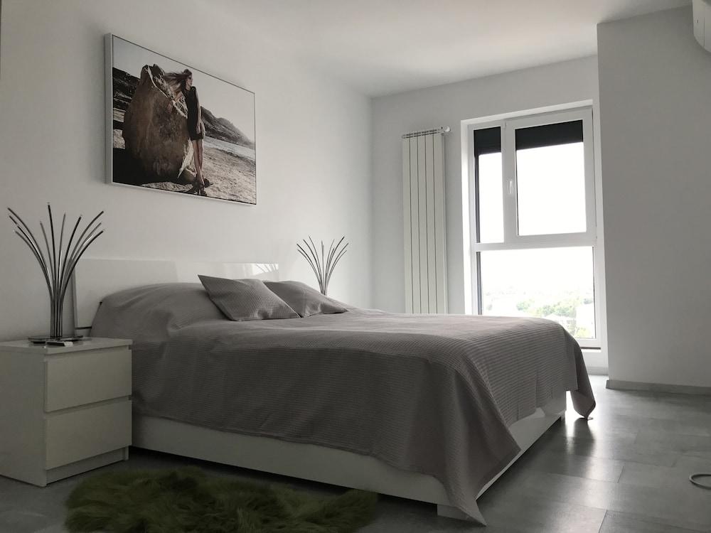 West Park 2 Residence by Lake View