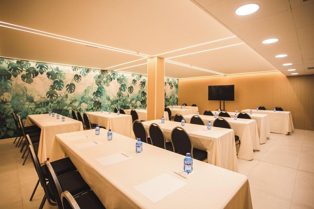 Abaster Hotel