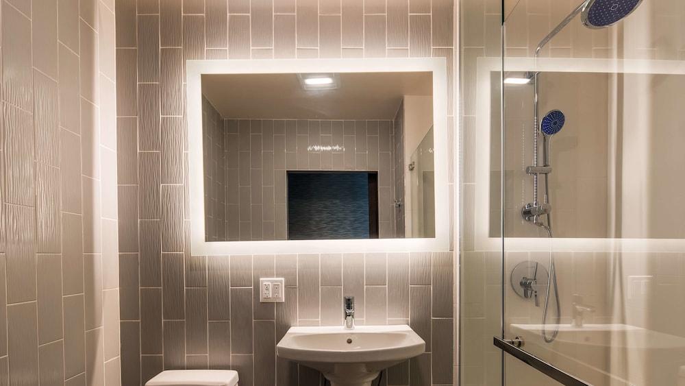 GLo Best Western Brooklyn NYC