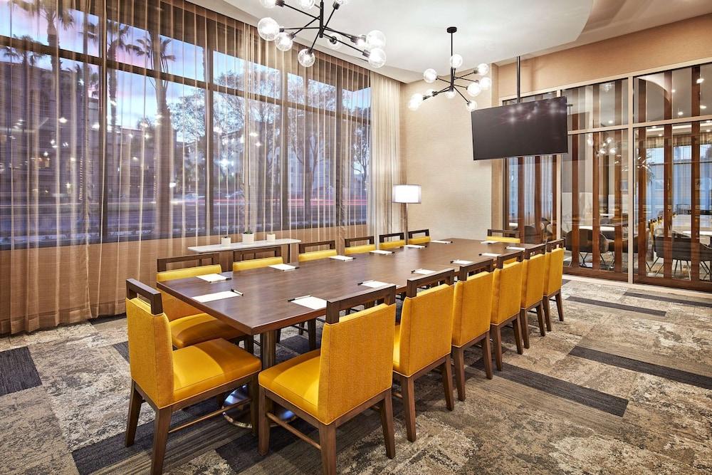 Cambria Hotel & Suites Anaheim Resort Area