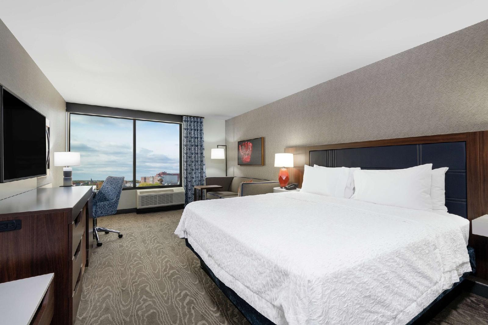 Hampton Inn & Suites Fort Wayne Downtown