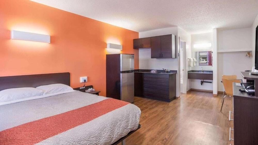Motel 6 Camrose