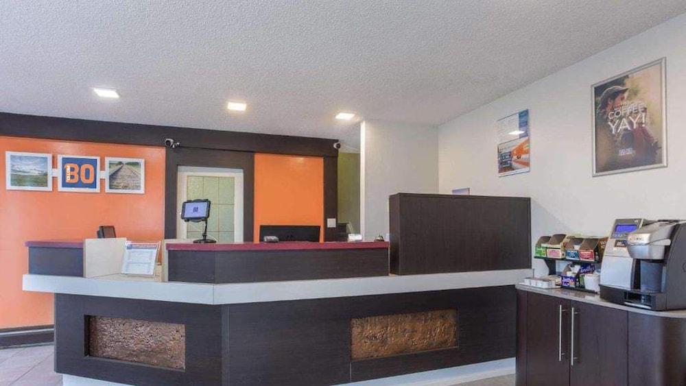 Motel 6 Camrose