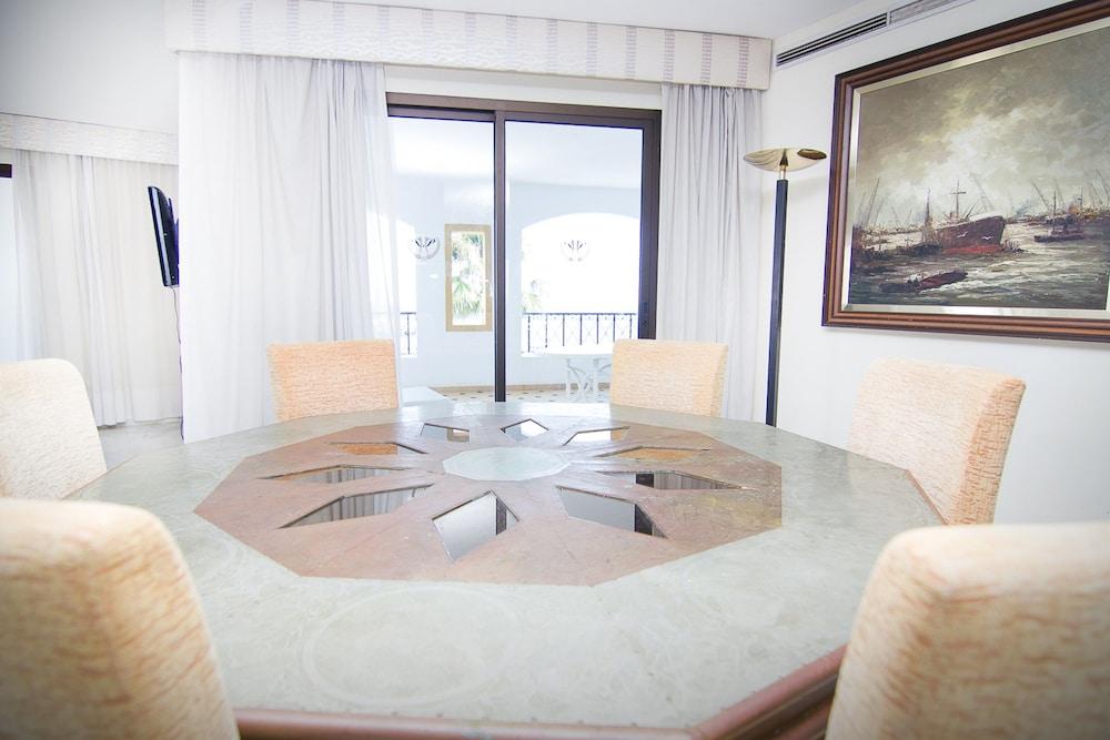 Park Plaza Suites