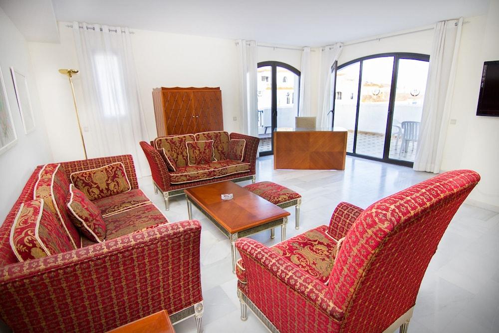 Park Plaza Suites