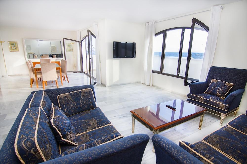 Park Plaza Suites