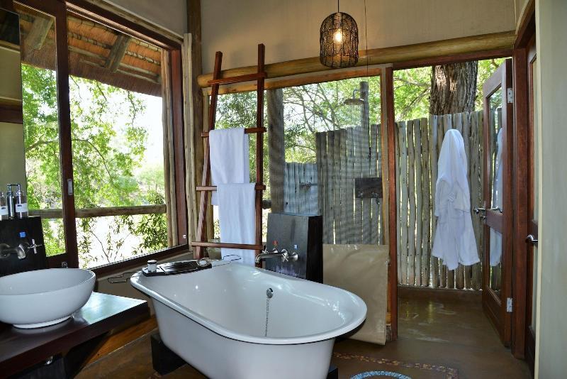 Rhino Post Safari Lodge