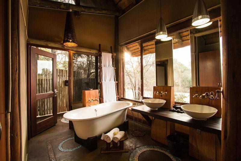 Rhino Post Safari Lodge