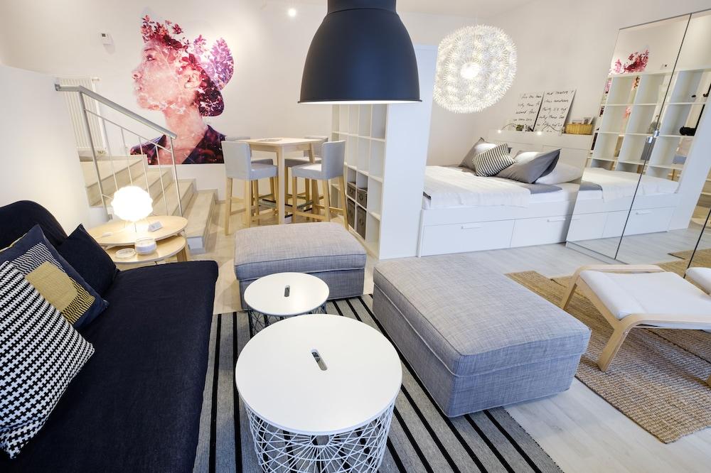Aplend City Studio Gallery