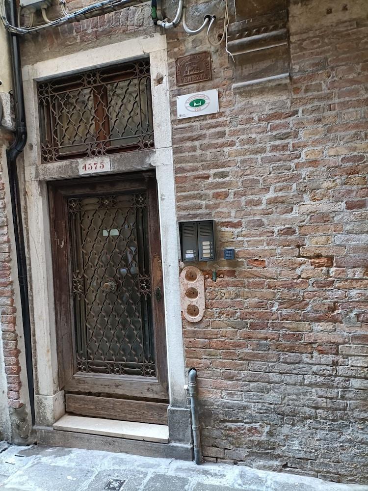 Rialto Botteri Apartments