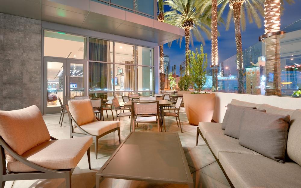 Hampton Inn & Suites Anaheim Resort Convention Center