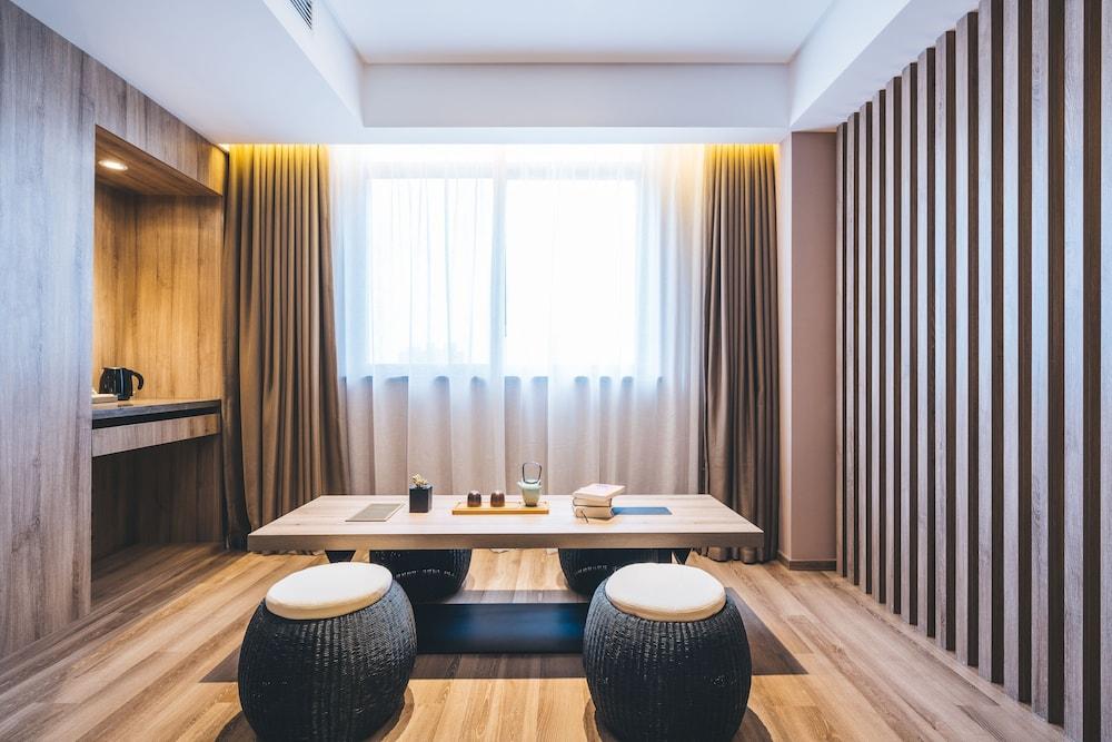 Ningbo Cbd Atour Hotel