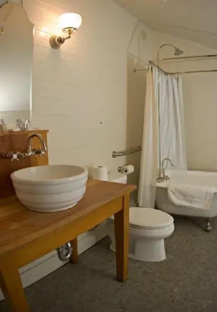 McCloud River Mercantile Hotel