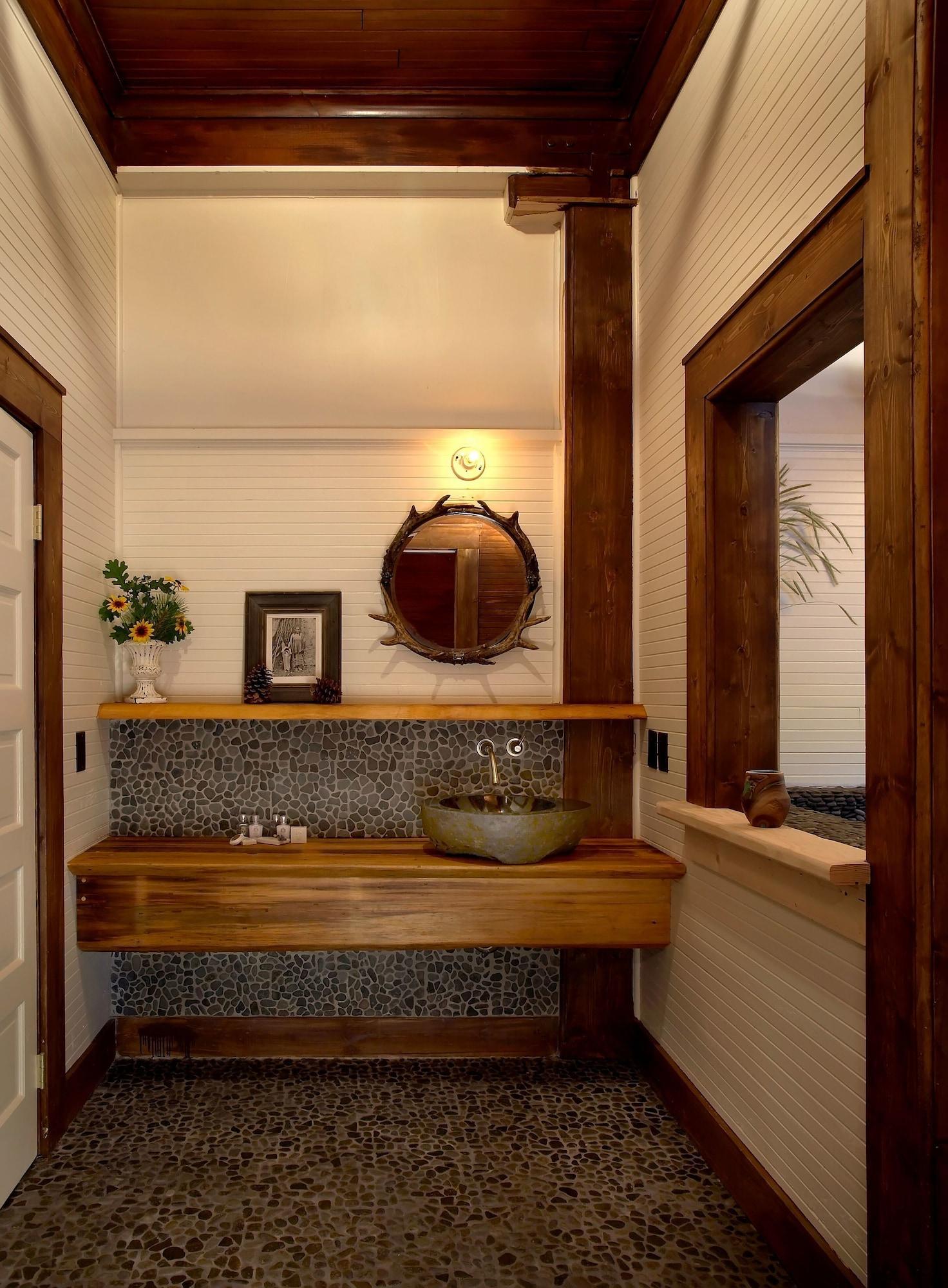 McCloud River Mercantile Hotel