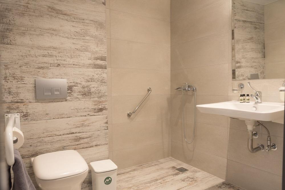 Elizabeth Queen Luxuxy Rooms