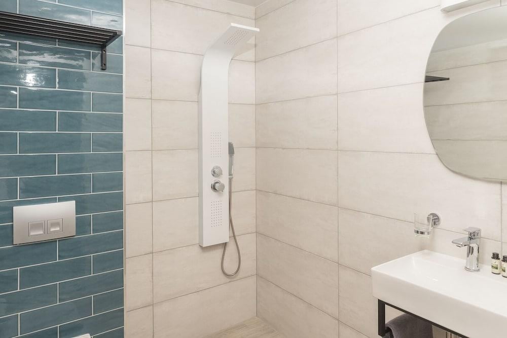 Elizabeth Queen Luxuxy Rooms