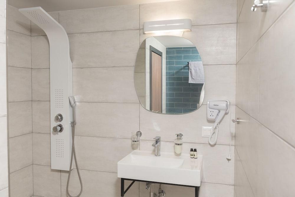 Elizabeth Queen Luxuxy Rooms