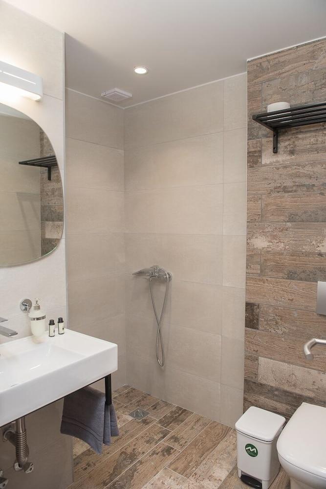 Elizabeth Queen Luxuxy Rooms