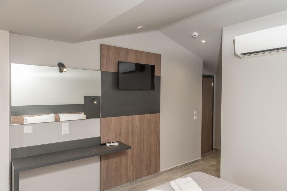 Elizabeth Queen Luxuxy Rooms
