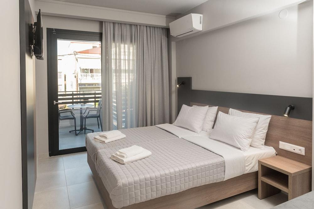 Elizabeth Queen Luxuxy Rooms
