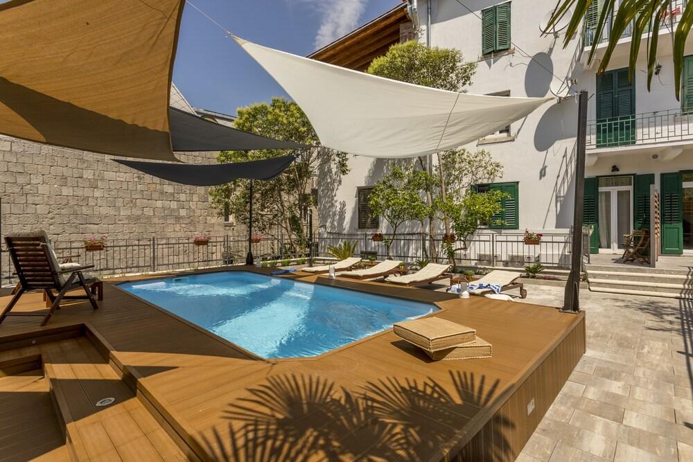 Evala Luxury Rooms With Pool And Garden
