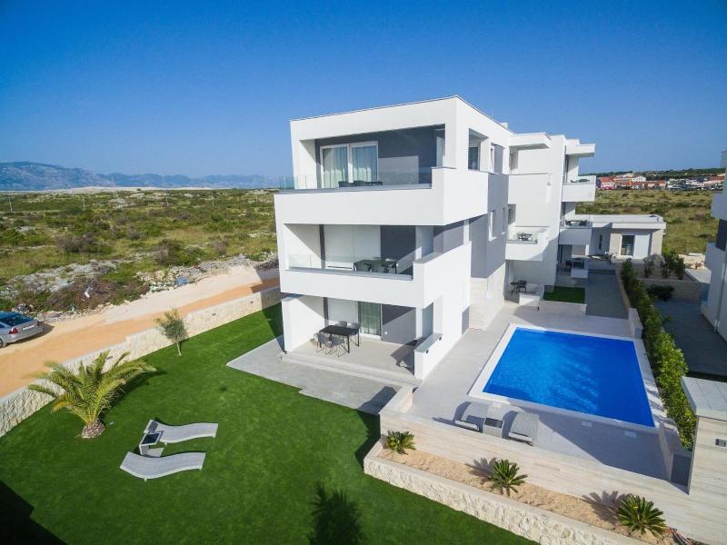 Pool Villas Maris