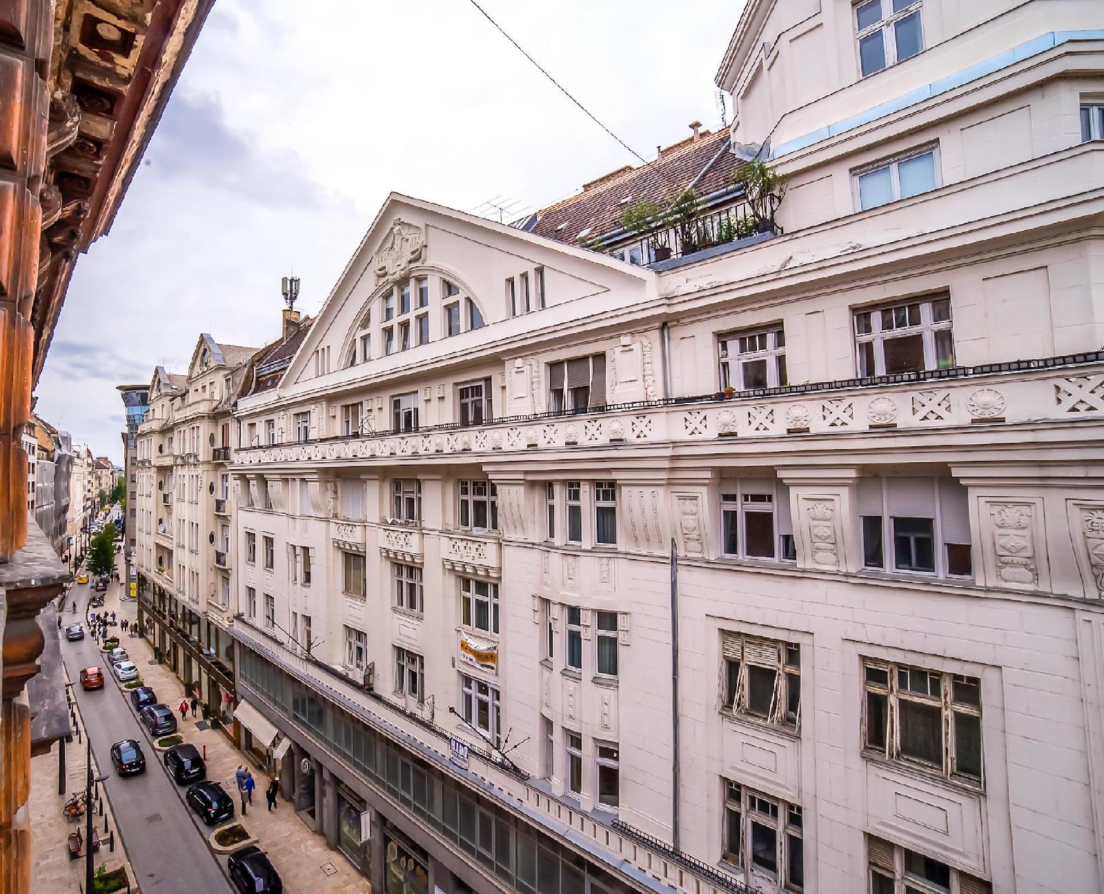 2B Hostel & Rooms