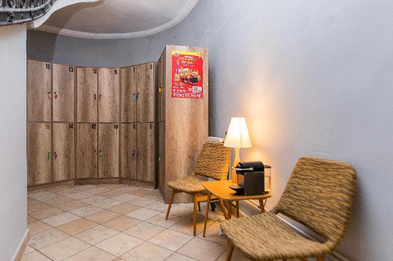 2B Hostel & Rooms