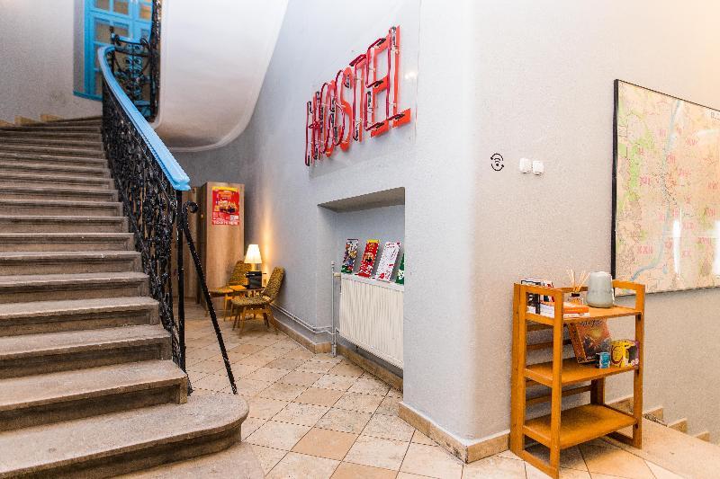 2B Hostel & Rooms