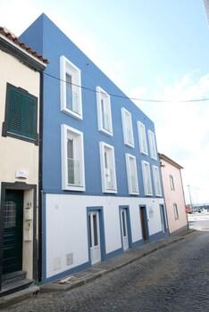 Royal Beach Hostel & Suites