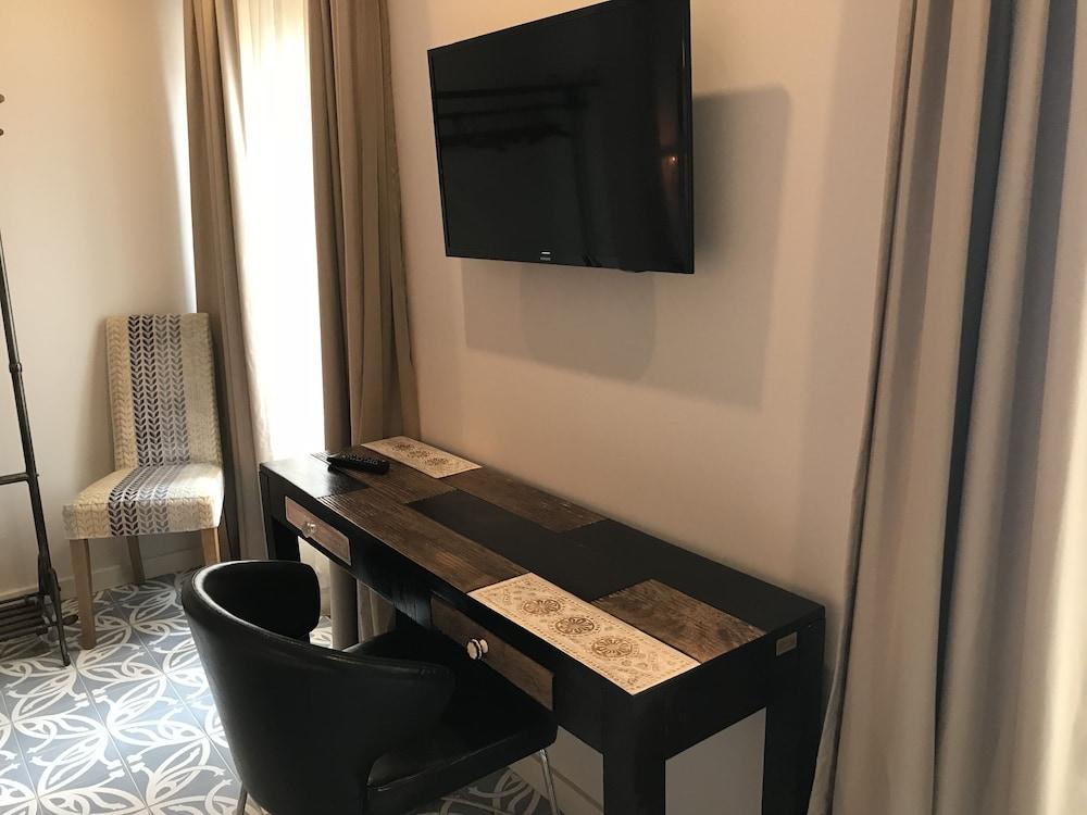 Royal Beach Hostel & Suites
