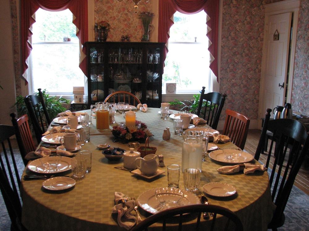 VanCleef Homestead Bed and Breakfast