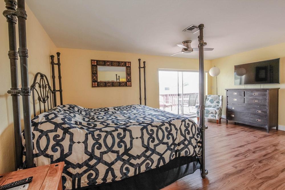 Seatuit Condominiums