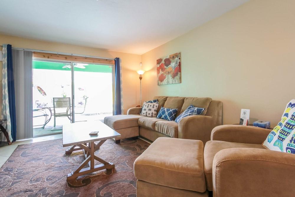 Seatuit Condominiums