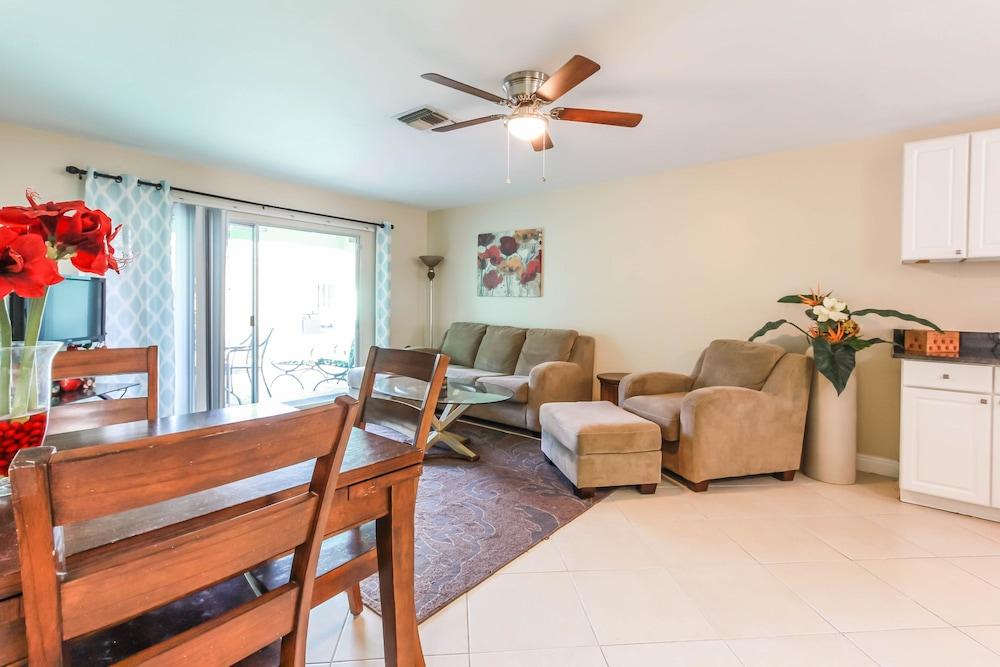 Seatuit Condominiums