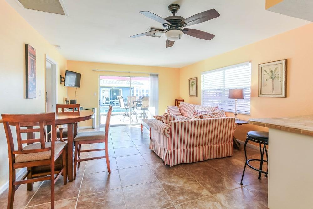 Seatuit Condominiums