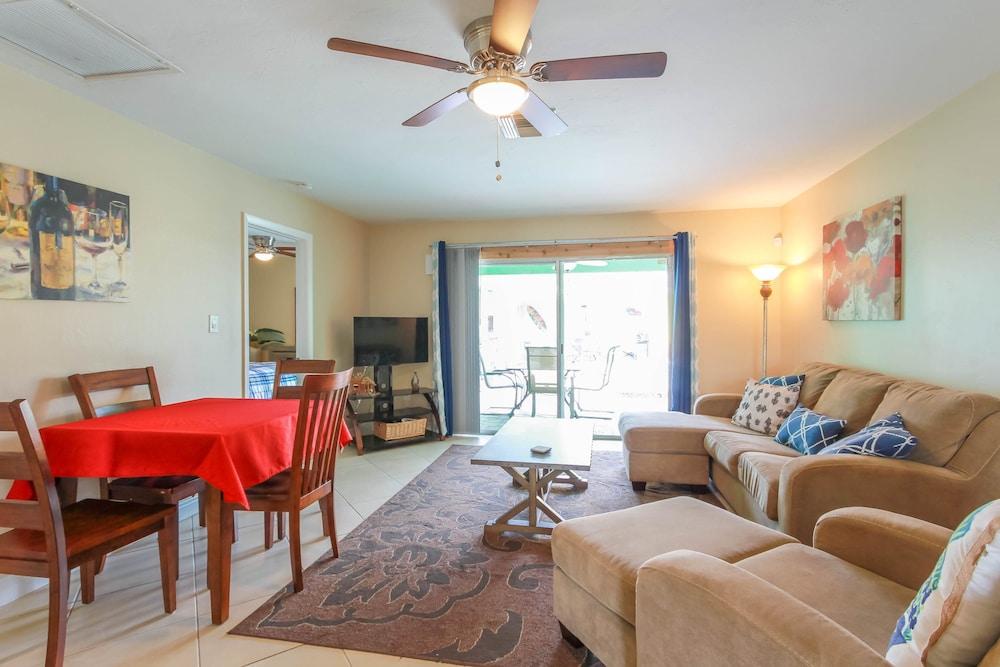Seatuit Condominiums