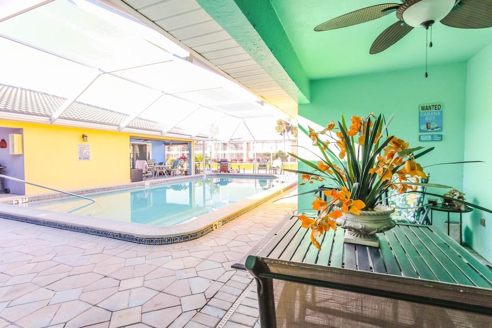 Seatuit Condominiums