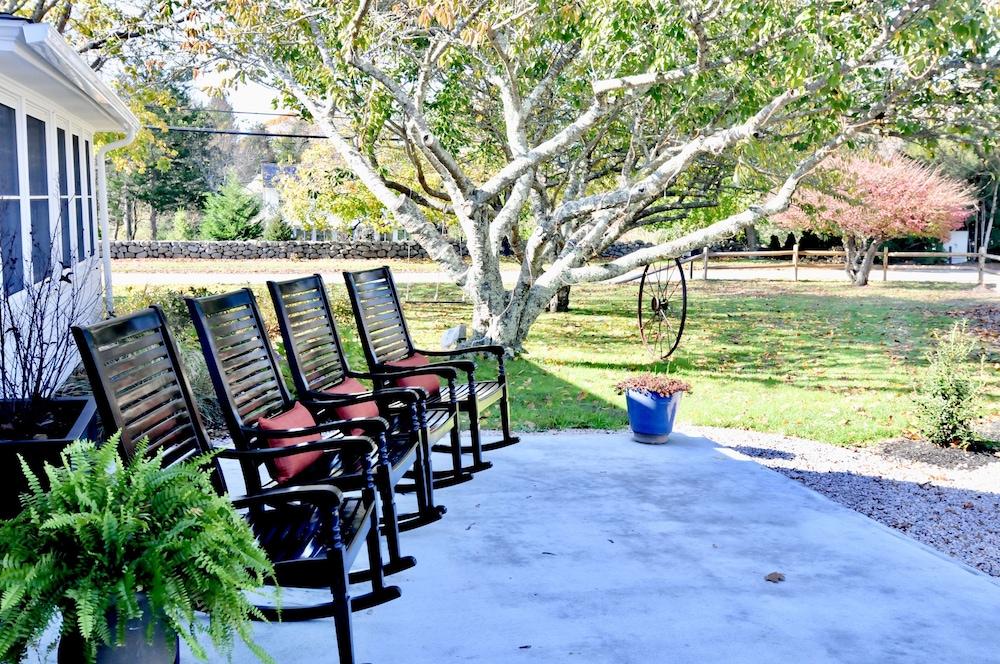 Shelter Harbor Inn