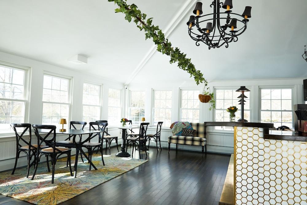 Shelter Harbor Inn