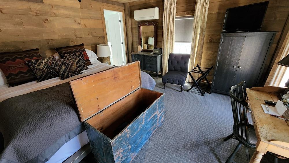 Shelter Harbor Inn