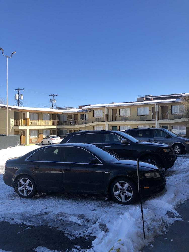 Evergreen Hotel & Suites