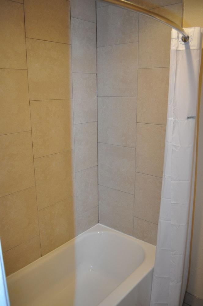 Evergreen Hotel & Suites