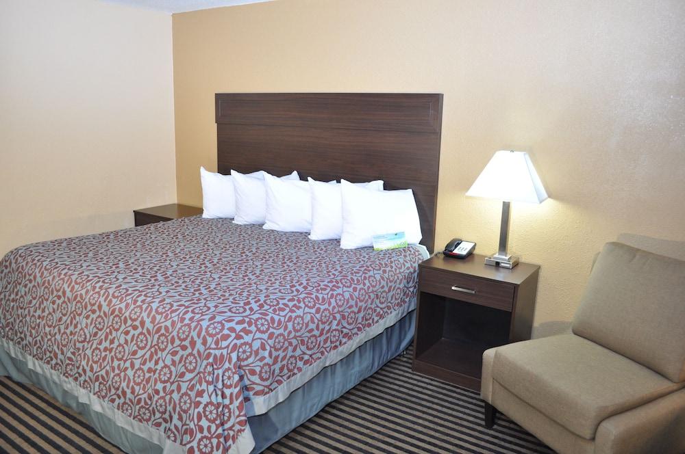 Evergreen Hotel & Suites