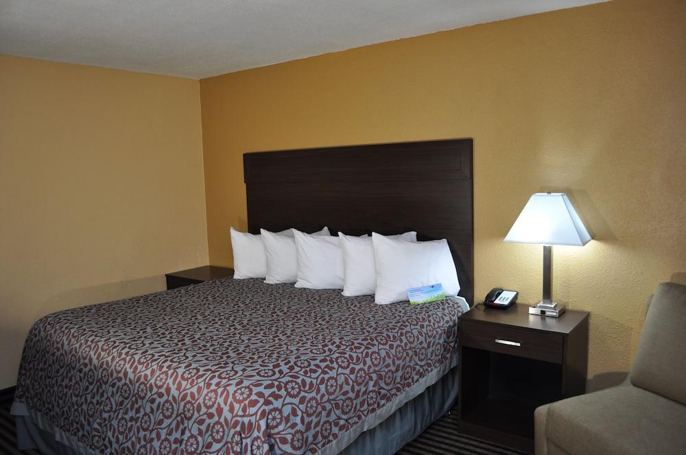 Evergreen Hotel & Suites