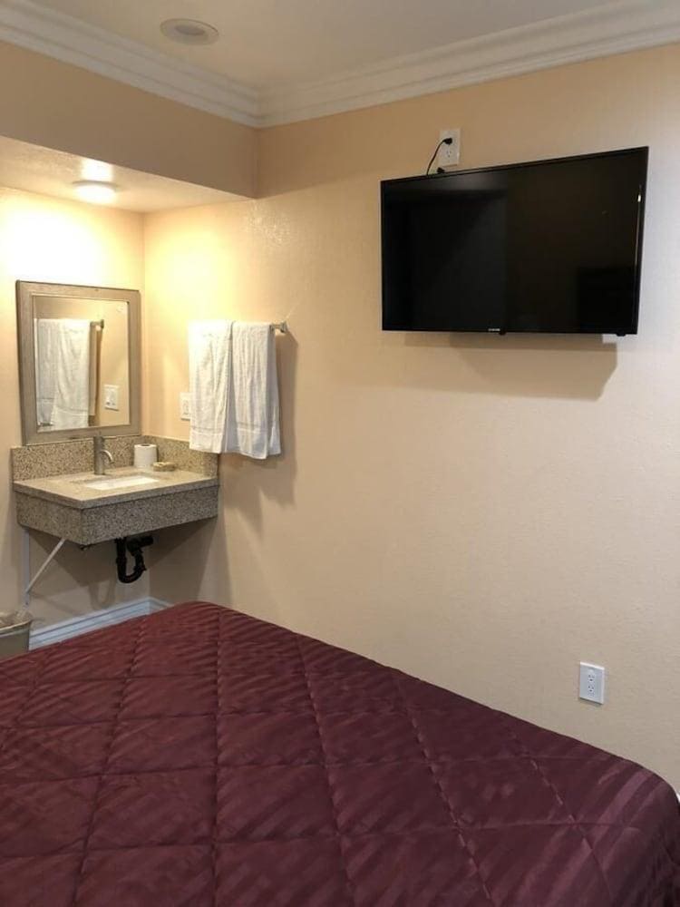 Holly Crest Hotel